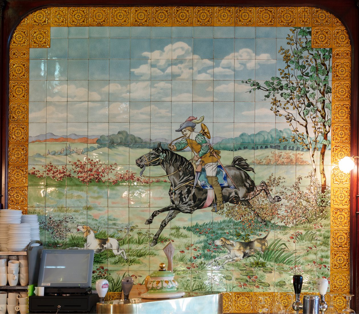 Indvendigt billede, flisepanel, maler Furcy Ernest Tondeur, eksekutør Boch Frères La Louvière, andet panel viser jagtscene med galopperende rytter med jagthorn af . .