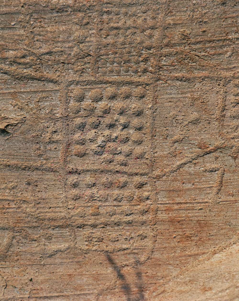 Italien, Lombardiet-regionen, Valcamonica, Capo di Ponte, Brescia-provinsen, Seradina-Bedolina Arkæologiske Park, Forhistorisk Camunian klippegravering, Rock 1, topografisk sammensætning kendt som "Map of Bedolina" af Isabel Redie