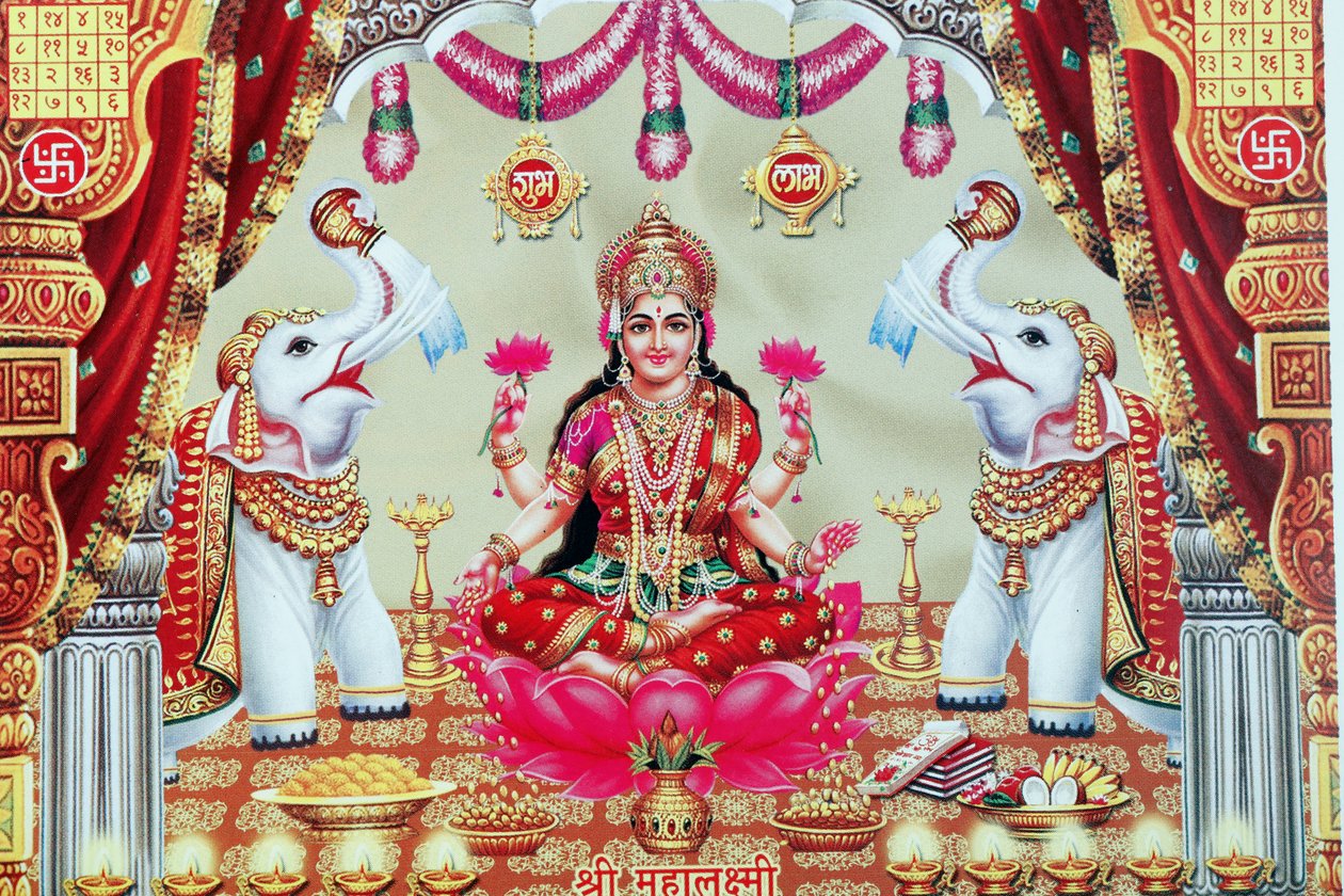 Lakshmi, Vishnus hustru, er gudinde for velstand, held og skønhed. af . .