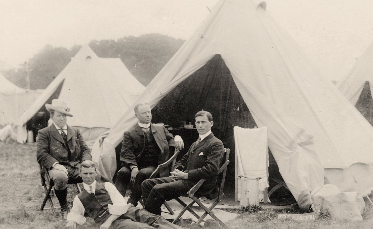 Mænd slapper af uden for deres telt ca. 1908 (foto) af . .