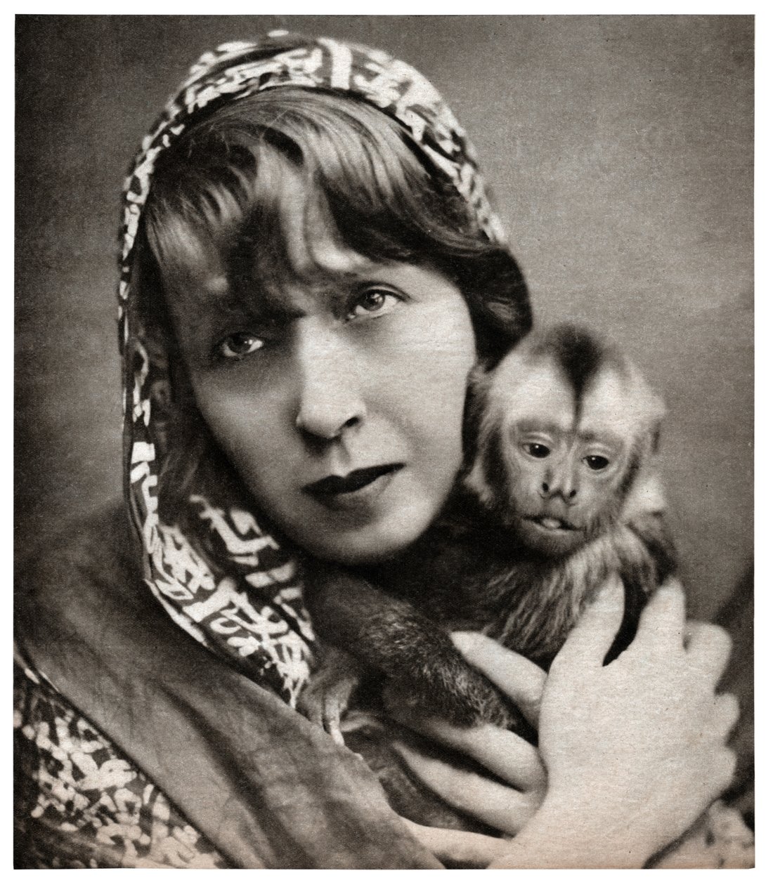 Mistinguett med en lille abe af . .