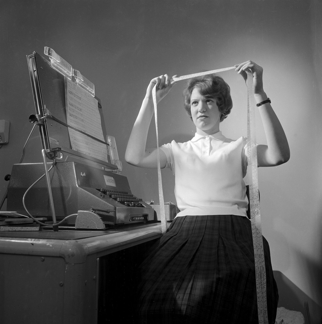 Model 803 computer: kvindelig ingeniør, der arbejder på båndkorrigering af Frederick (attr. to) Barnard