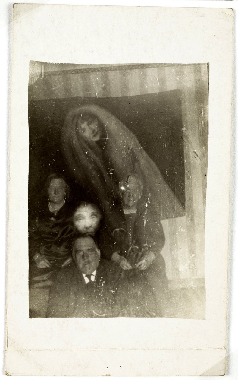 Paranormalt fænomen: portræt af tre gamle mennesker, ånden fra en kvinde, der dukker op bag dem, omkring 1920 Fotografi af William Hope (1863-1933) af Frederick (attr. to) Barnard