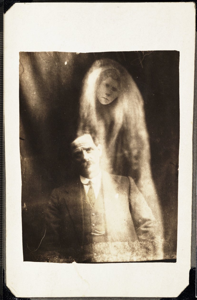 Paranormalt fænomen: portræt af en mand og hans kones ånd, der dukker op bag ham, omkring 1920 Fotografi af William Hope (1863-1933) af Frederick (attr. to) Barnard