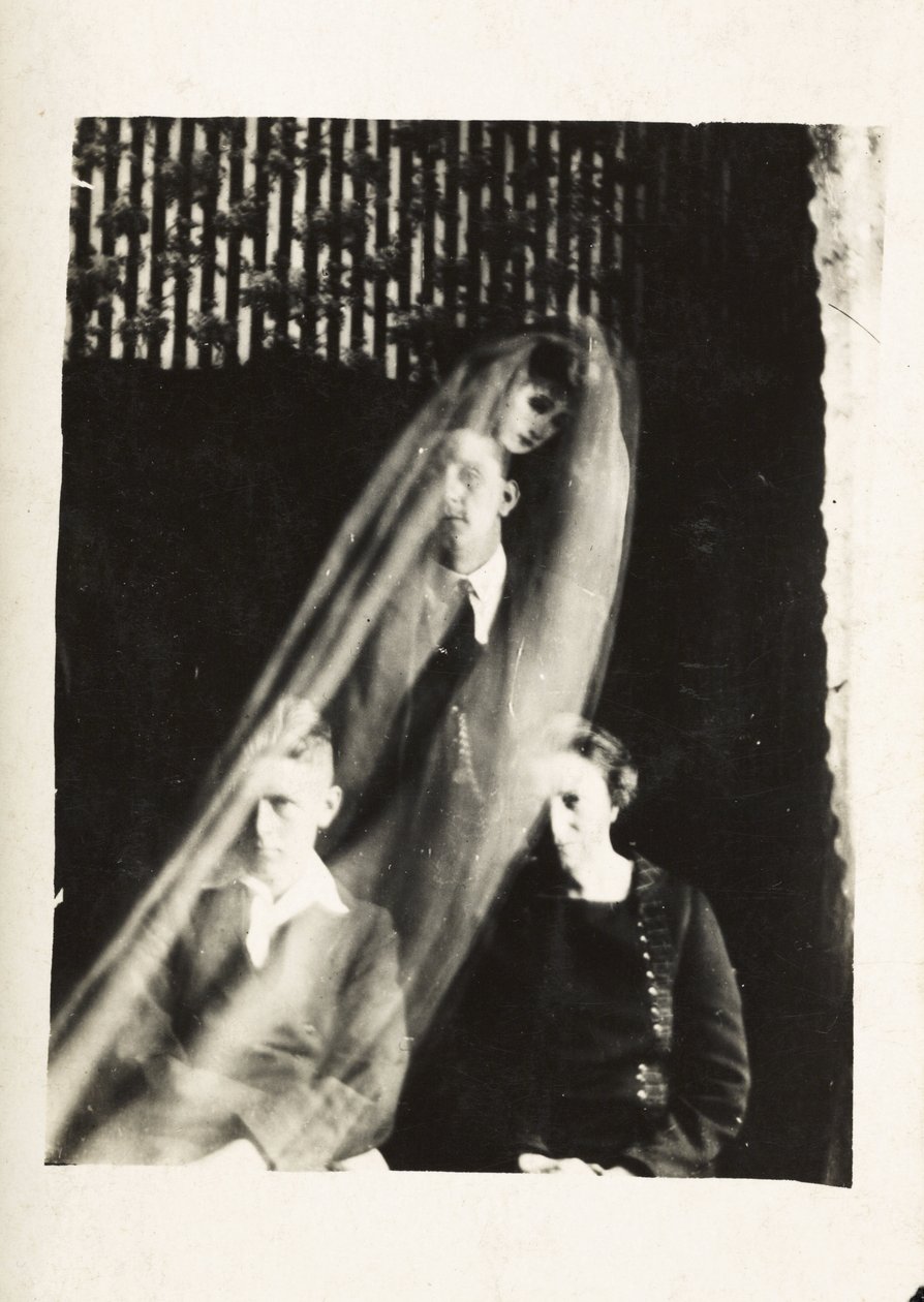 Paranormalt fænomen: portræt af en kvinde og to mænd og ånden af ​​en kvinde, der dukker op bag dem, omkring 1920 Fotografi af William Hope (1863-1933) af Frederick (attr. to) Barnard
