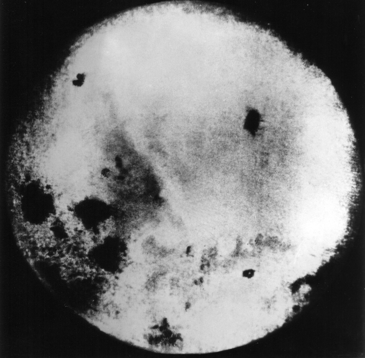 Fotografi af den fjerne side af månen taget og sendt tilbage til jorden af den sovjetiske månesonde, Luna 3 af Frederick (attr. to) Barnard