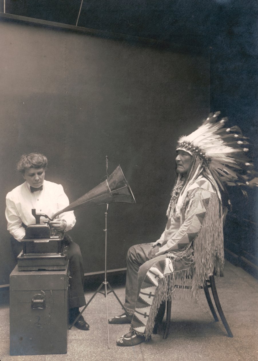 Piegan Indian, Mountain Chief, lytter til en optagelse med etnolog Frances Densmore af . .