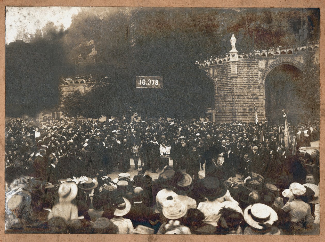 Pilermage de Lourdes. 1910 (s/hvid foto) af . .