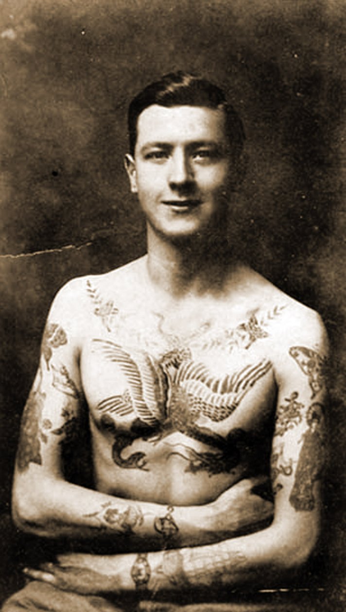 Portræt af en mand med en omfattende tatovering ca. 1920 (s/h foto) af Hippolyte Lalaise Devéria