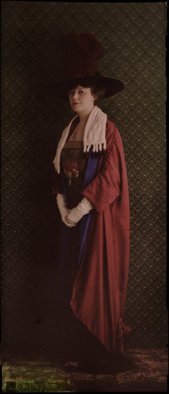 Portræt af en kvinde i ceremonielle klæder, c 1912 af Frederick (attr. to) Barnard