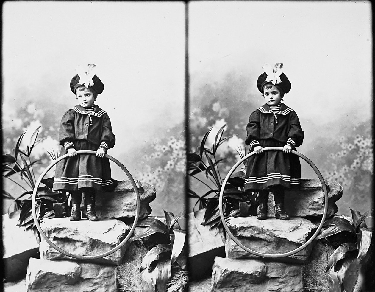 Portræt af pige i sømandstøj, stereoskopisk fotografi af Henry Charles Fehr