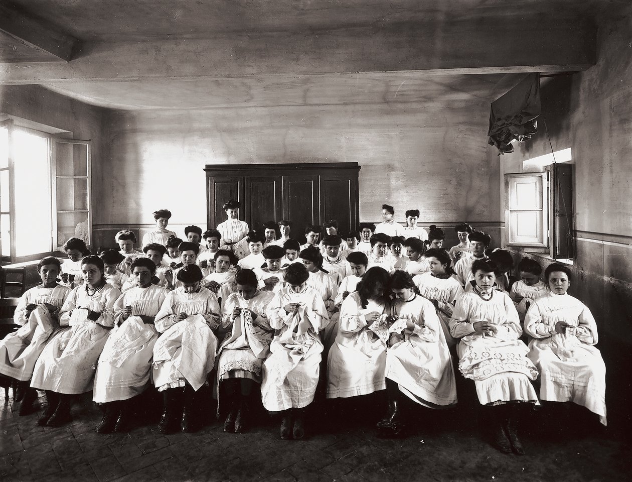 Professionel skole for kvinder, i Firenze: en broderi lektion af Henry Charles Fehr
