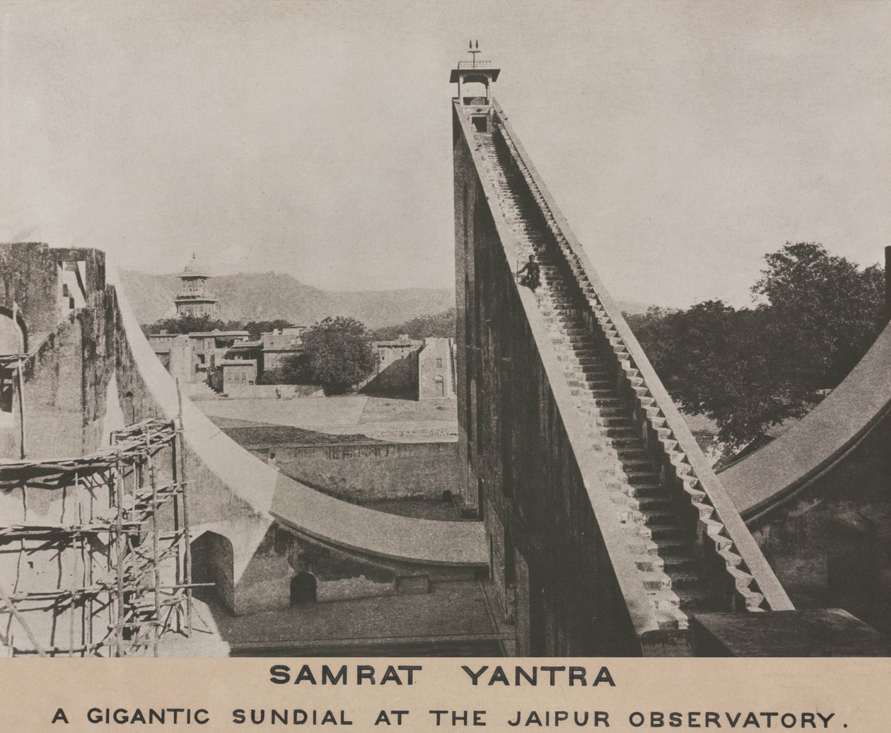 Samrat Yantra ved Jaipur Observatory, Indien af Frederick (attr. to) Barnard