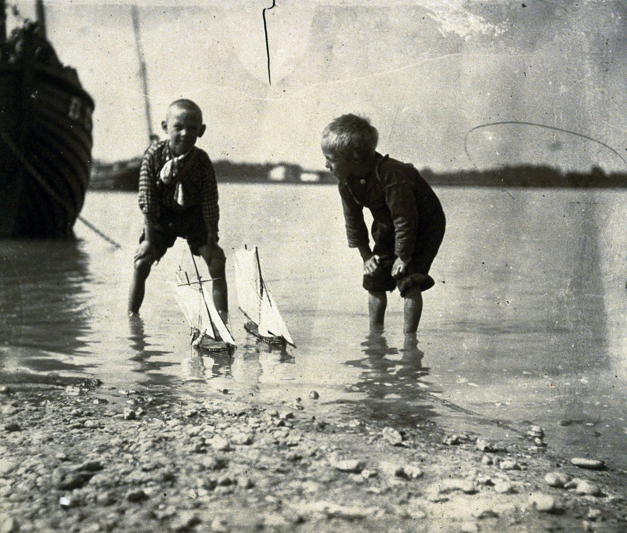 Strandscene, portræt af to drenge, ca. 1900-1905 af Frederick (attr. to) Barnard