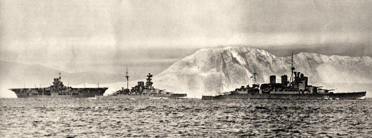 Skibe HMS Ark Royal, HMS Malaya og HMS Renown forlader deres base i Gibraltar, ca. 1940 (foto) af . .