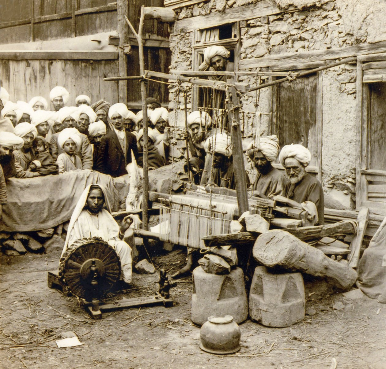 Spinding og vævning af uldne sjaler, Srinagar, Kashmir, Indien ca. 1901 (foto) af Frederick (attr. to) Barnard