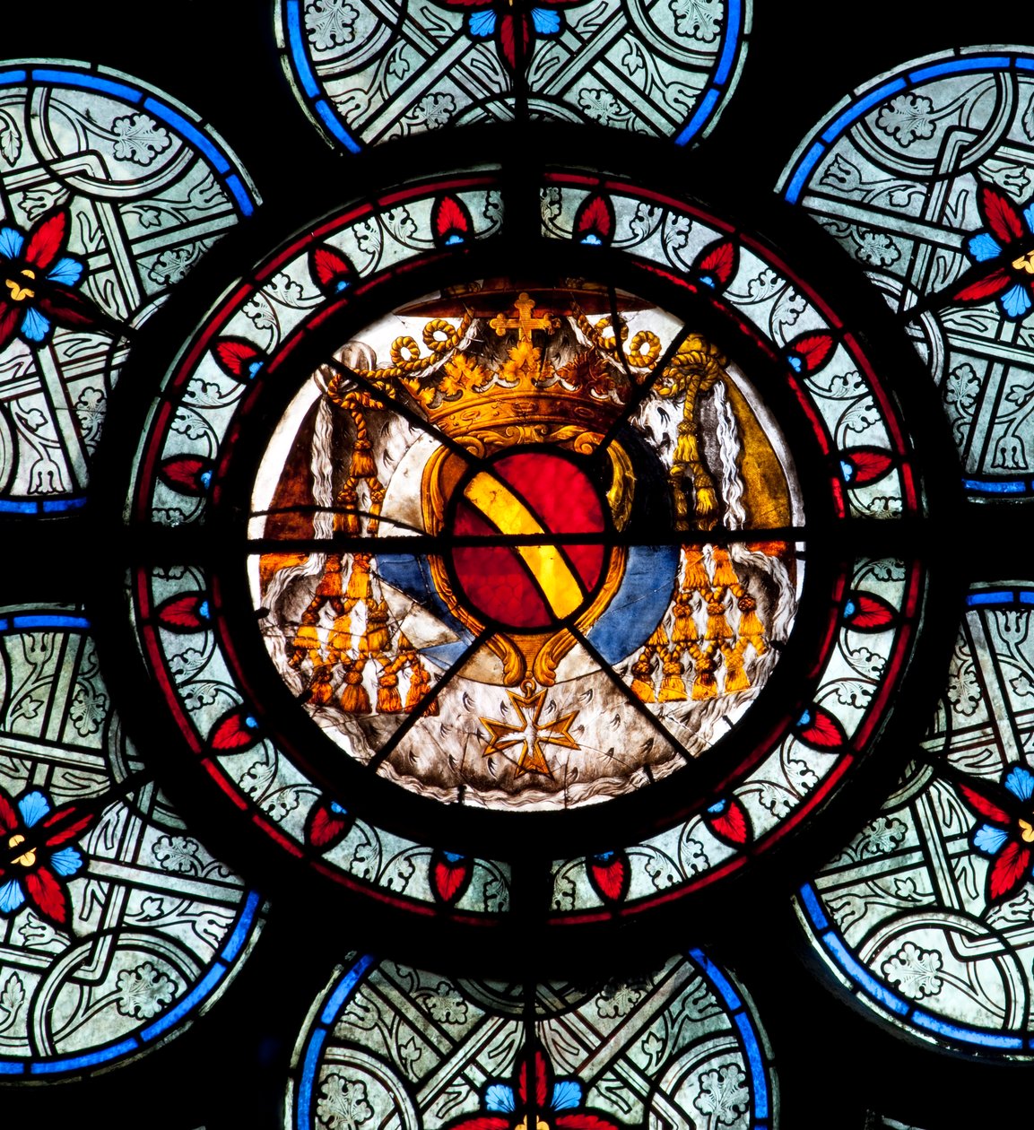 Oculus af trommehinden i et af de to vinduer i kapellet i Noailles, med kardinalens våben, malet i midten af det 18. århundrede af Jean Le Vieil. Cathedrale Notre Dame de Paris - Paris 4 - XIII., XIII., XIX., rehabilitering af Vi af . .