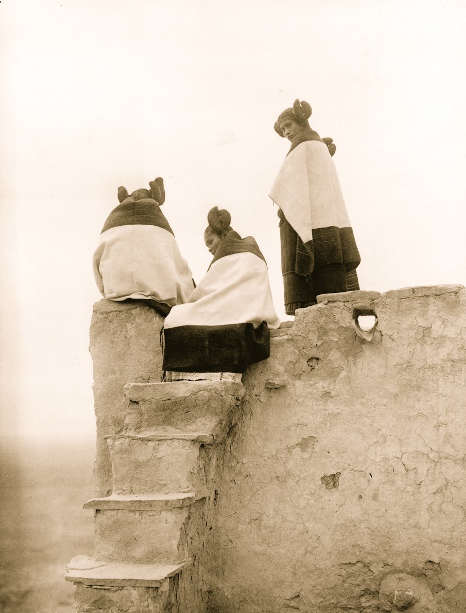 Tre Hopi kvinder på toppen af Adobe Steps, New Mexico 1906 (foto) af Hippolyte Lalaise Devéria