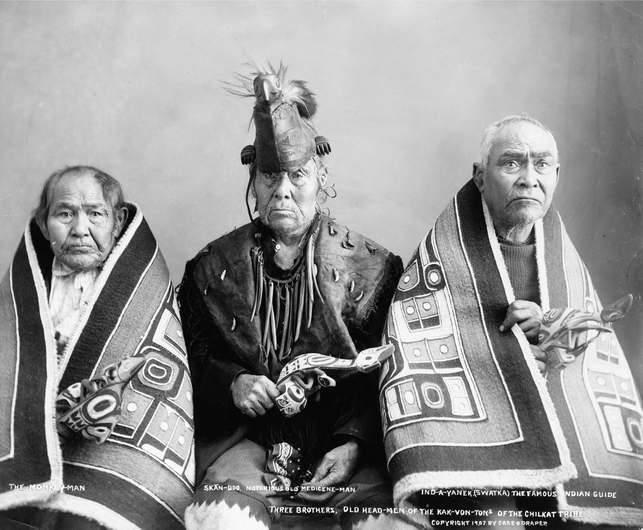 Tre brødre, gamle hovedmænd fra Kak-Von-Tons af Chilkat-stammen, ca. 1907 (s/h-foto) af . .
