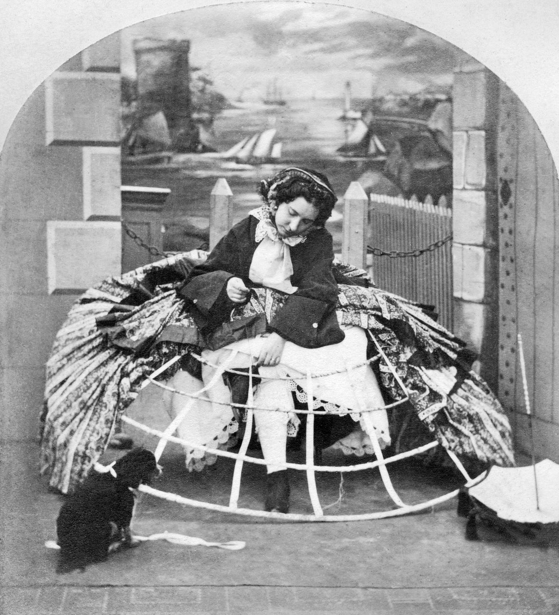 Storbritannien: Stereoskop med titlen Crinoline Advantages, c1860 af Ferdinand Georg Waldmuller