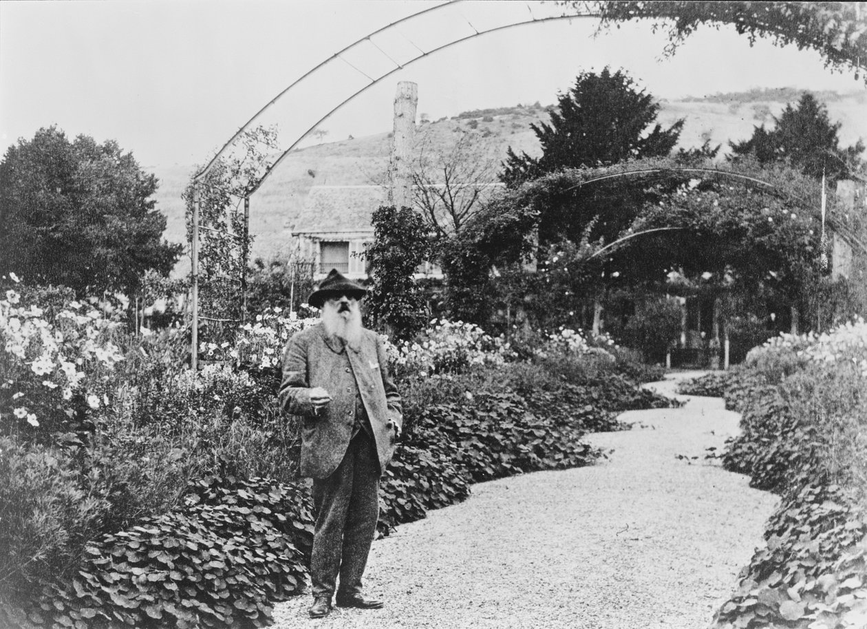 Claude Monet (1840-1926) i sin have i Giverny, 1925 af French Photographer
