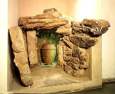 Rekonstruktion af en etruskisk grav med en urne af after Etruscan