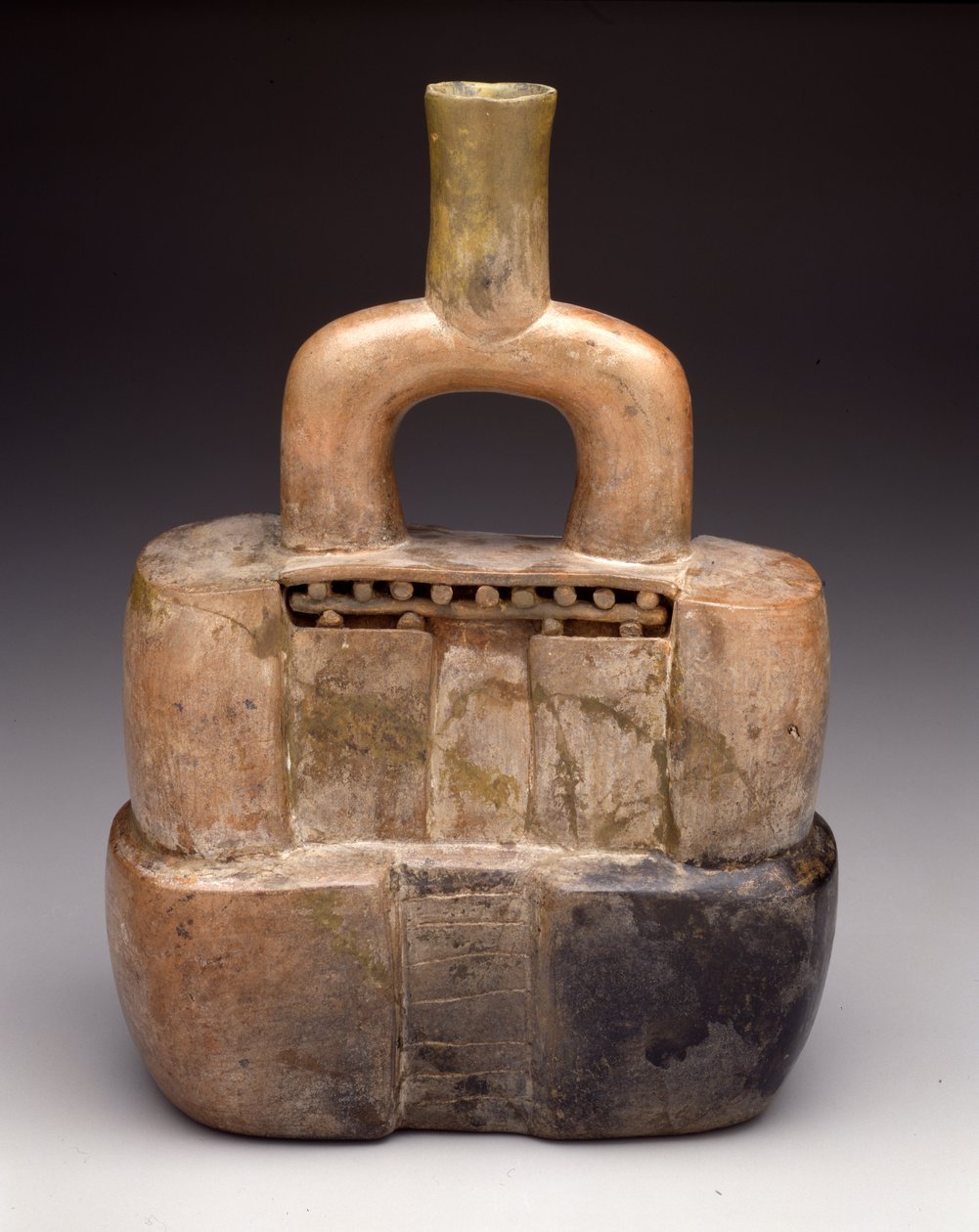 Stigbøjle-tudkar i form af et tempel, Early Horizon, ca. 900-200 f.Kr. (keramik) af culture Cupisnique