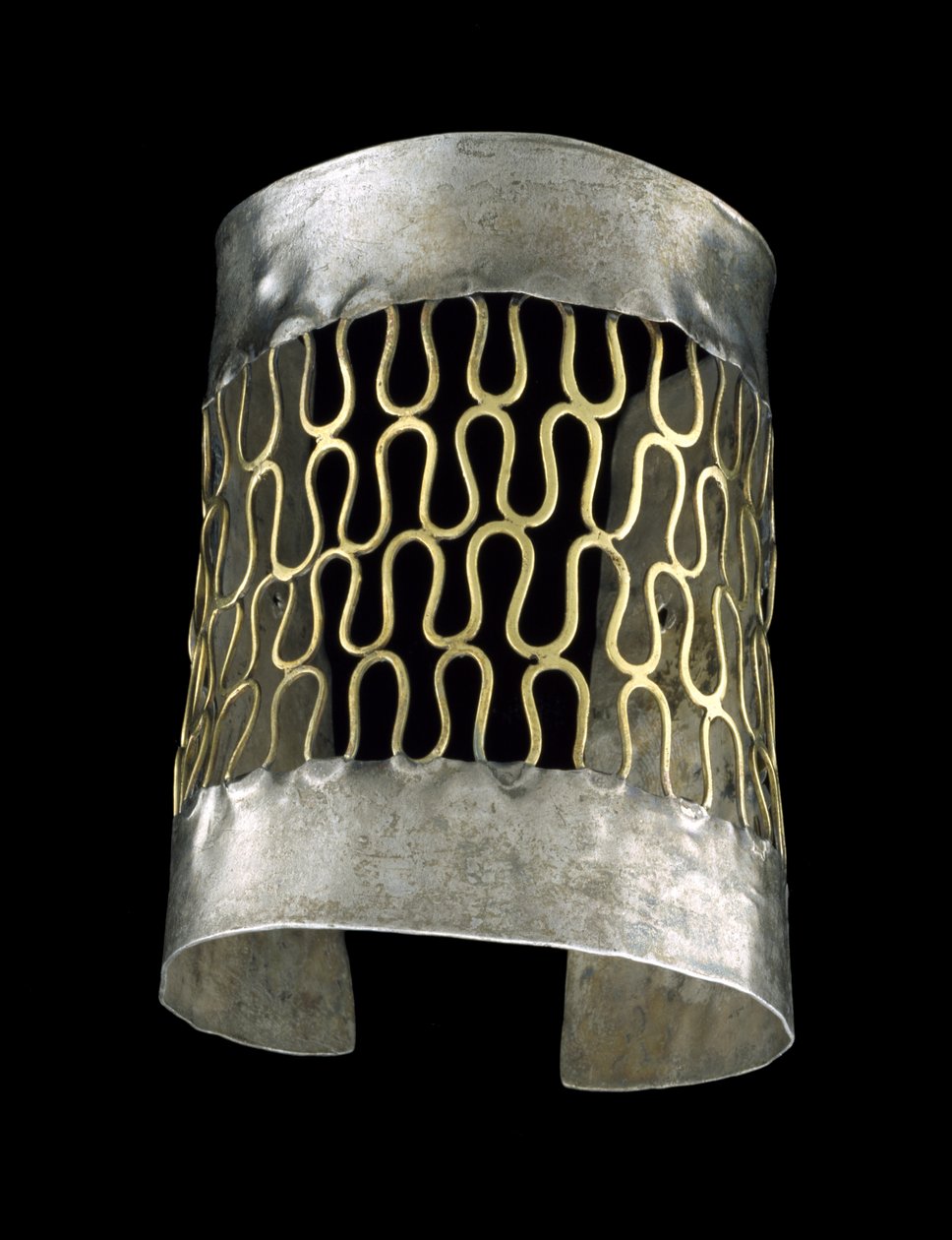 Armbind, 200 BC-400 AD (hamret sølv og filigreret guld) af culture Vicús