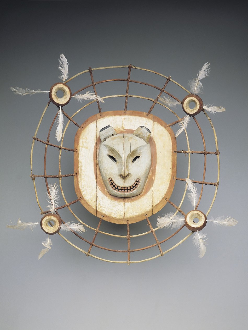Maske, der viser en bjørneånd, slutningen af det 19. århundrede (træ, maling, fiber, tarmsnor) af culture Yupik