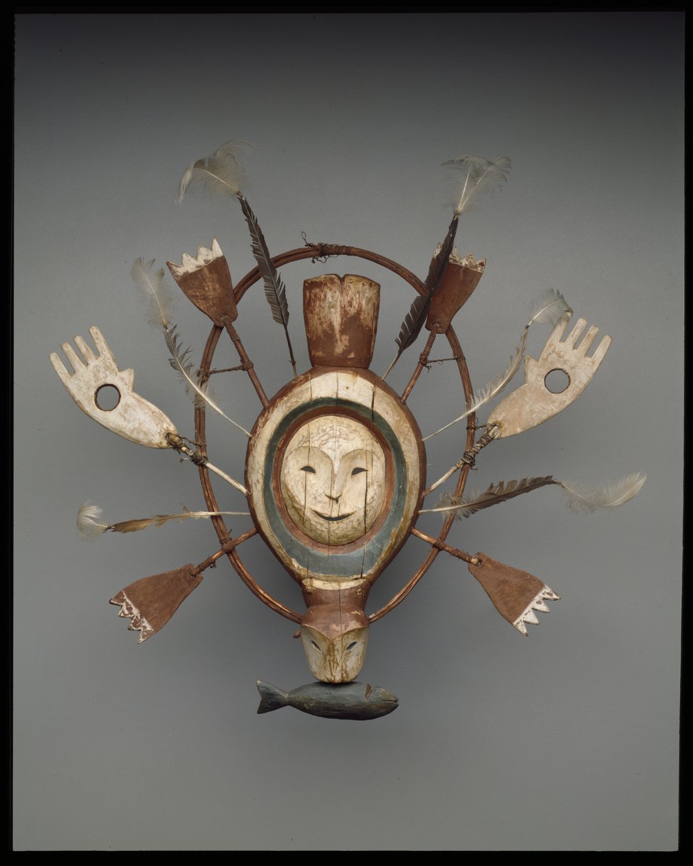 Maske med sæl eller havodderspiritus, slutningen af det 19. århundrede (træ, maling, tarmsnor og fjer) af culture Yupik