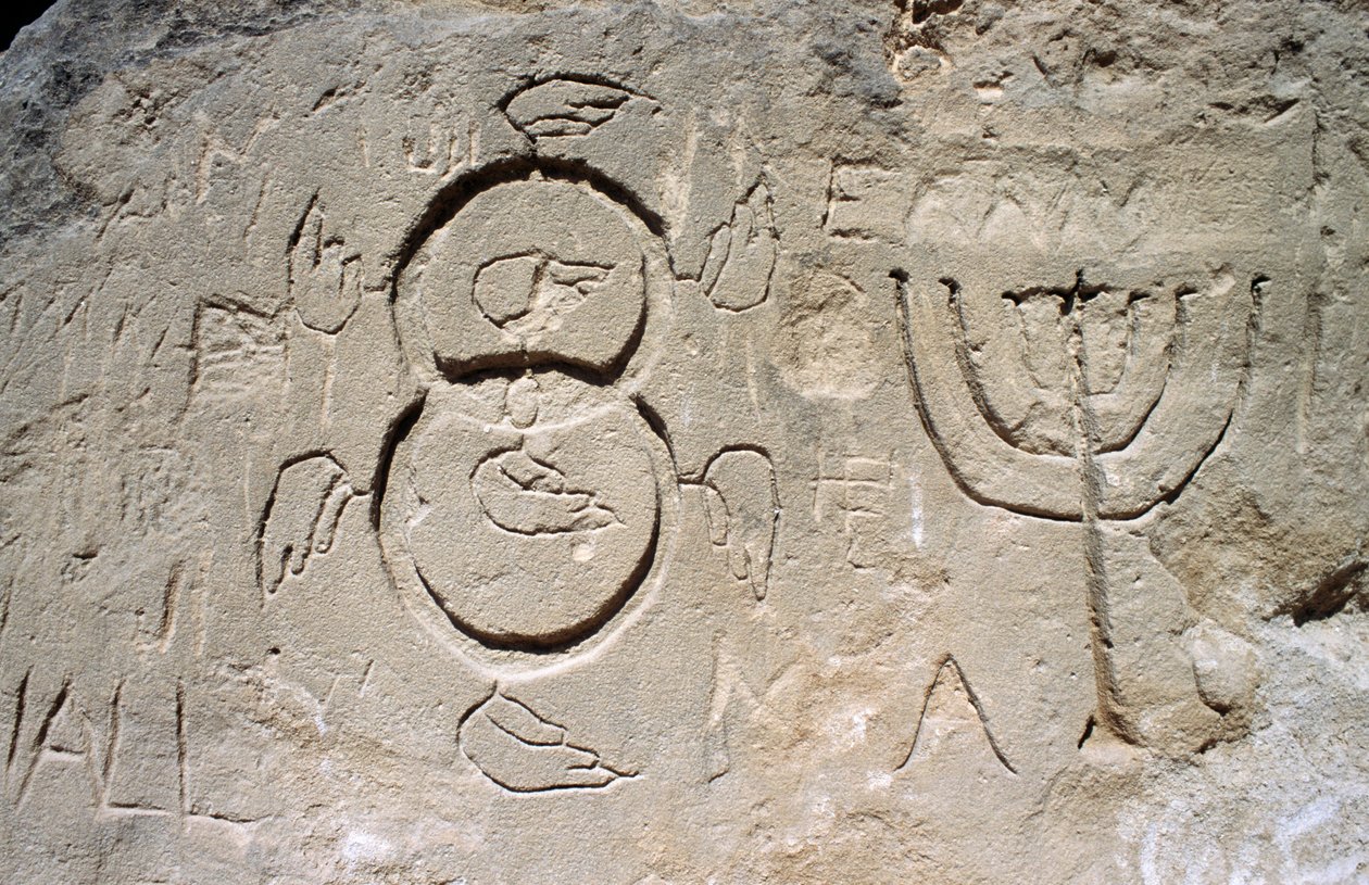 Graveringer (syvgrenet kandelaber eller menorah), nær Church in Rock (hulekirken Agia Agathi), nær Haraki (Charaki), Rhodos, Grækenland (foto) af Theodore Charles Ange Coquelin
