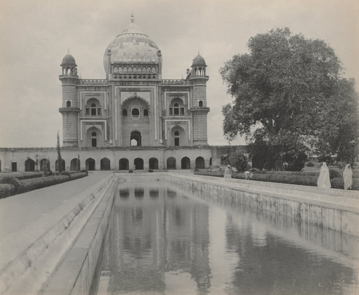 Safdarjung-graven, Delhi af studio of A. W. A. Plâté Studio (Ceylonese)