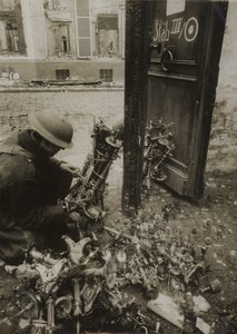 Cambrai, lysestager bundet i bundter, klar fra fjernelse af tyskerne, men efterladt af (after) English photographer