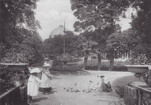 Fodring af duer, Buxton (s/h-foto) af (after) English photographer