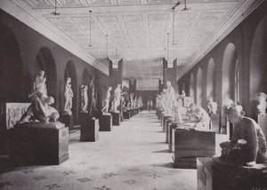 Sculpture Hall, Victoria and Albert Museum (s/h foto) af (after) English photographer