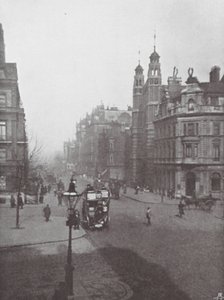 Sloane Square og Street og Holy Trinity Church (s/h-foto) af (after) English photographer