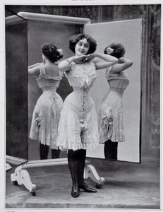 Model præsenterer Thylda-korsettet, foto Félix - i "" Les Modes", dec. 1907. af (after) Felix Studio