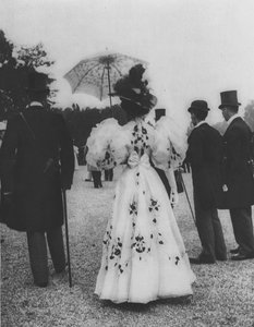 Eftermiddagskjole til løbene (s/h-billede) af (after) French Photographer