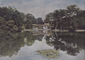 Petit Trianon, udsigt over Hamlet og søen (farvet foto) af (after) French Photographer