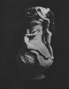 Modeller med en vase (s/h foto)