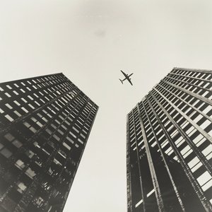 Fly, der flyver hen over to tårne, fotografi med  sort, vægbilleder på forespørgsel af F. Abderrahim