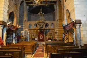 Interiøret i Sankt Mercurius-kirken i Abu Sefein i Det Gamle Kairo, en historisk koptisk-ortodoks kirke med ikoner og en ikonostase af træ.
