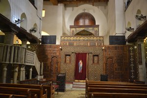 Interiøret i Abo Serga-kirken i Det Gamle Kairo, en historisk koptisk-ortodoks kirke med ikoner og en ikonostase af træ