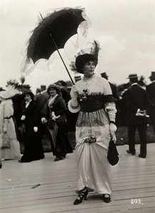 Mode ved løbene: en kvindelig tilskuer på Journée des drags, Auteuil, Frankrig (gelatine-sølvtryk) af A. Calavas