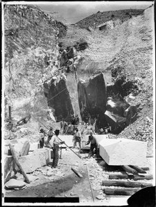 Alpi Apuane (Carrara). Stenbrudsmænd og marmorblokke, der kvadres (s/h-billede)