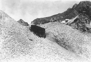 Transport af en enorm konvoj indeholdende marmor langs en vej nær et stenbrud i Apuan Alperne, Toscana (s/h foto) af A. Corsini