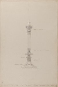 Børnekapel: forslag til sølvlysestage, i faktisk størrelse (blyant, tusch, pensel, wc og sølvfarve på gråt kort) af A. Edward Jones and Co.