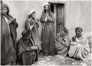 En mulla, der underviser i en bøn til en ung mand, Irak, 1925. af A. Kerim