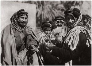En sheik nyder den berømte arabiske kaffe, Irak, 1925