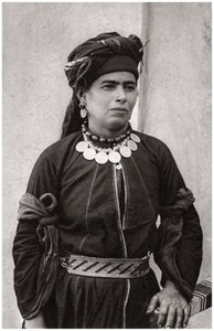 Kurdisk dame i sit bedste kostume, Irak, 1925